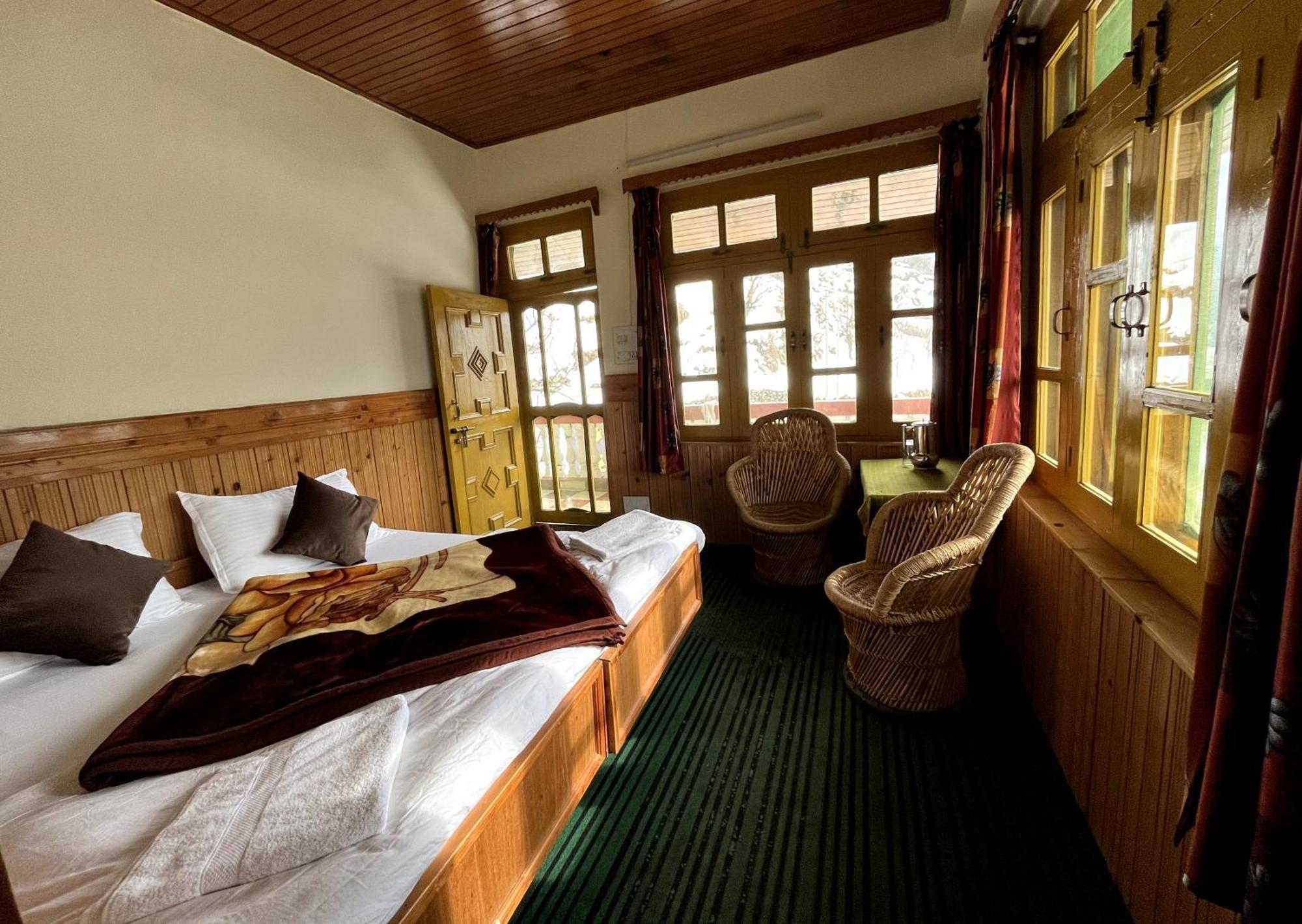 Sojhaholidayinn Shoja Exterior photo